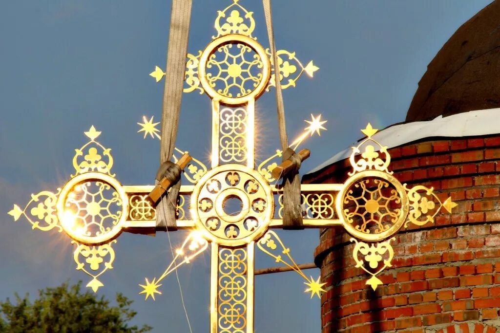 храм с черными крестами. птицы на крестах христианство. кресты на куполах церквей. крест на куполе православной церкви. допотопные кресты на храмах.