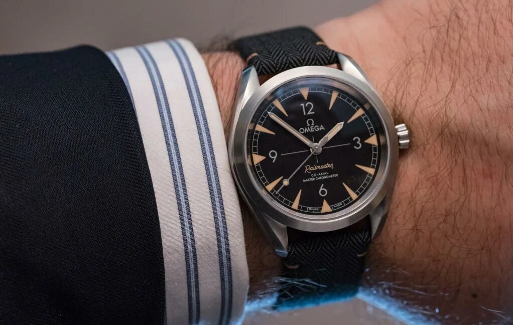 Часы во сне наручные к чему снится. Omega Railmaster. Часы похожие на Omega Seamaster Railmaster. Omega Railmaster XXL. Omega Railmaster Box.