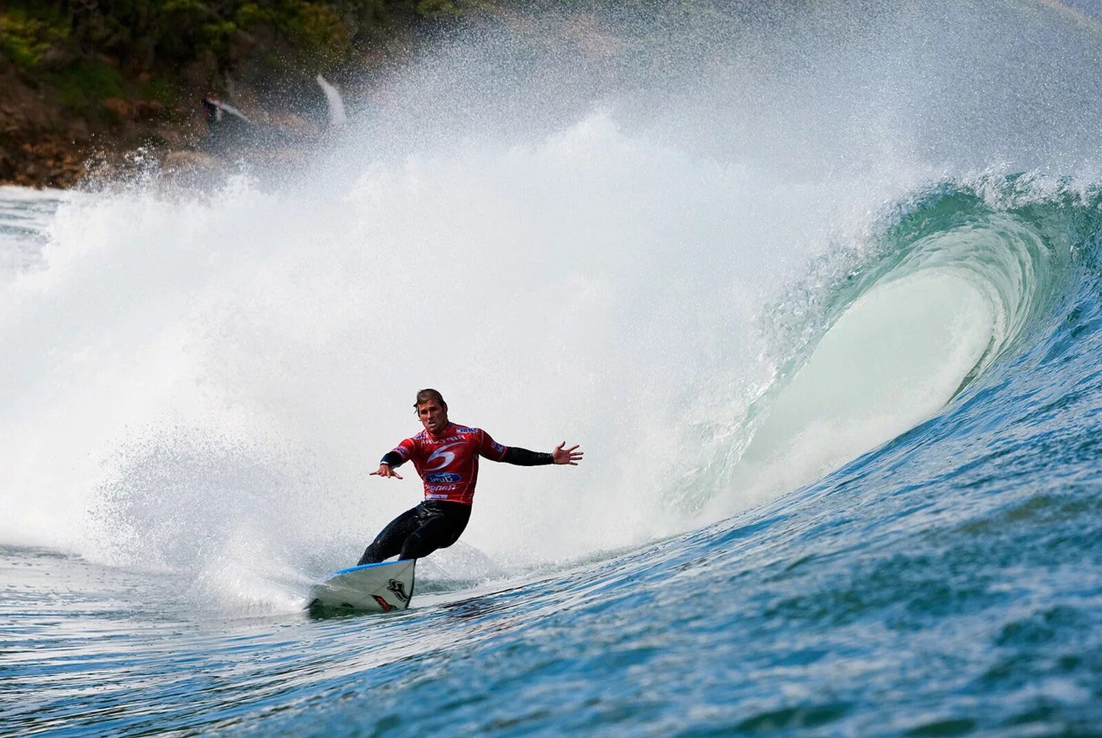 красивый серфинг. в каком году появился серфинг. серфер на гребне волны. на гребне волны серфборд. на серфинг.