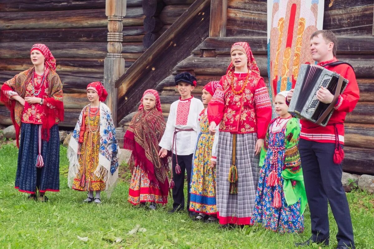 человек рассказывающий историю в народной фольклорной стилистике. человек рассказывающий историю в народной фольклорной стилистике. народные традиции. русский народный костюм. человек рассказывающий историю в народной фольклорной стилистике.