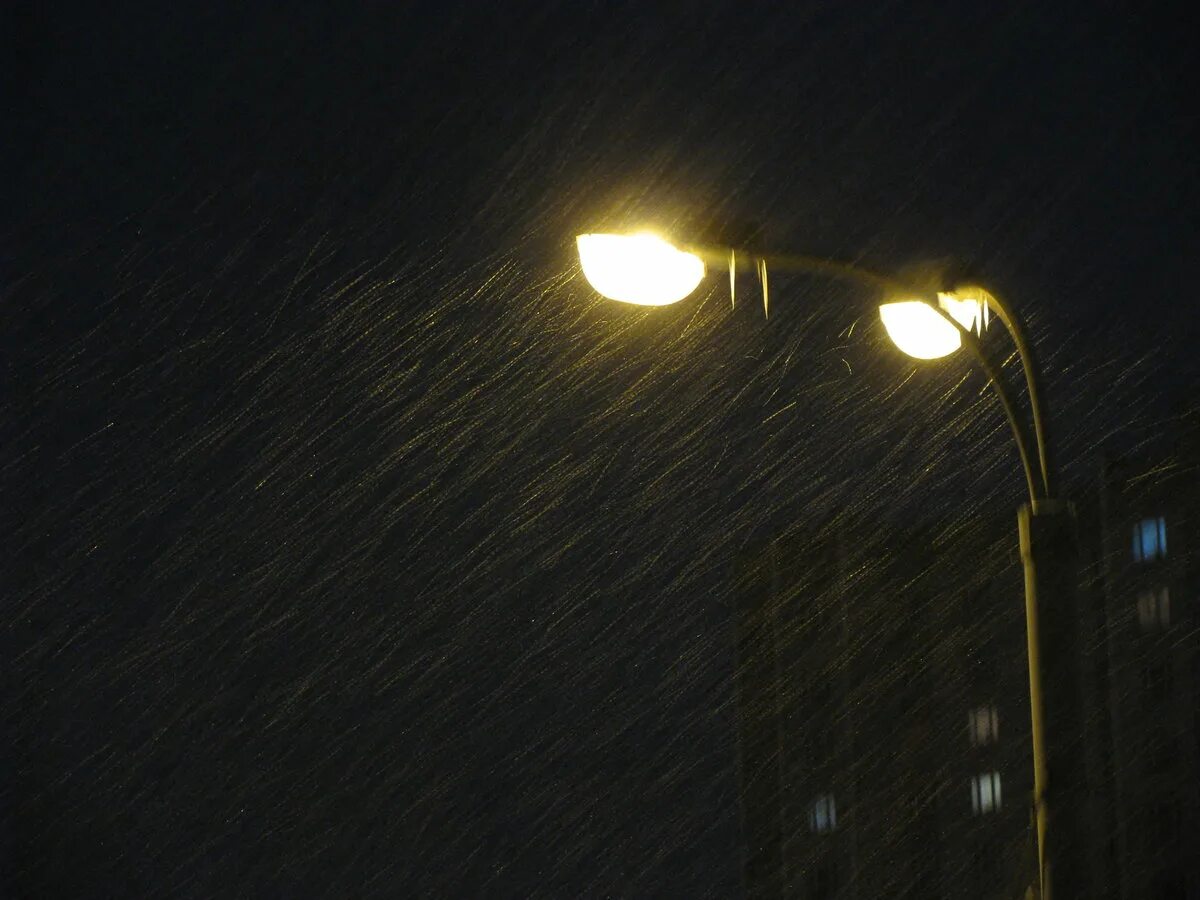 Ночь фонарь дождь. Уличный фонарь ночью. Метель фонарь. Фонарь под дождем.