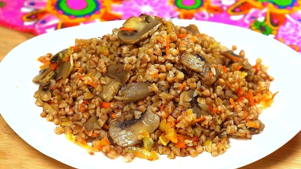 Гречневая каша с сыром, яйцом и луком. Гречневая каша. Гречка с морковкой и луком. Гречка яйцо лук морковь. Гречневая каша.