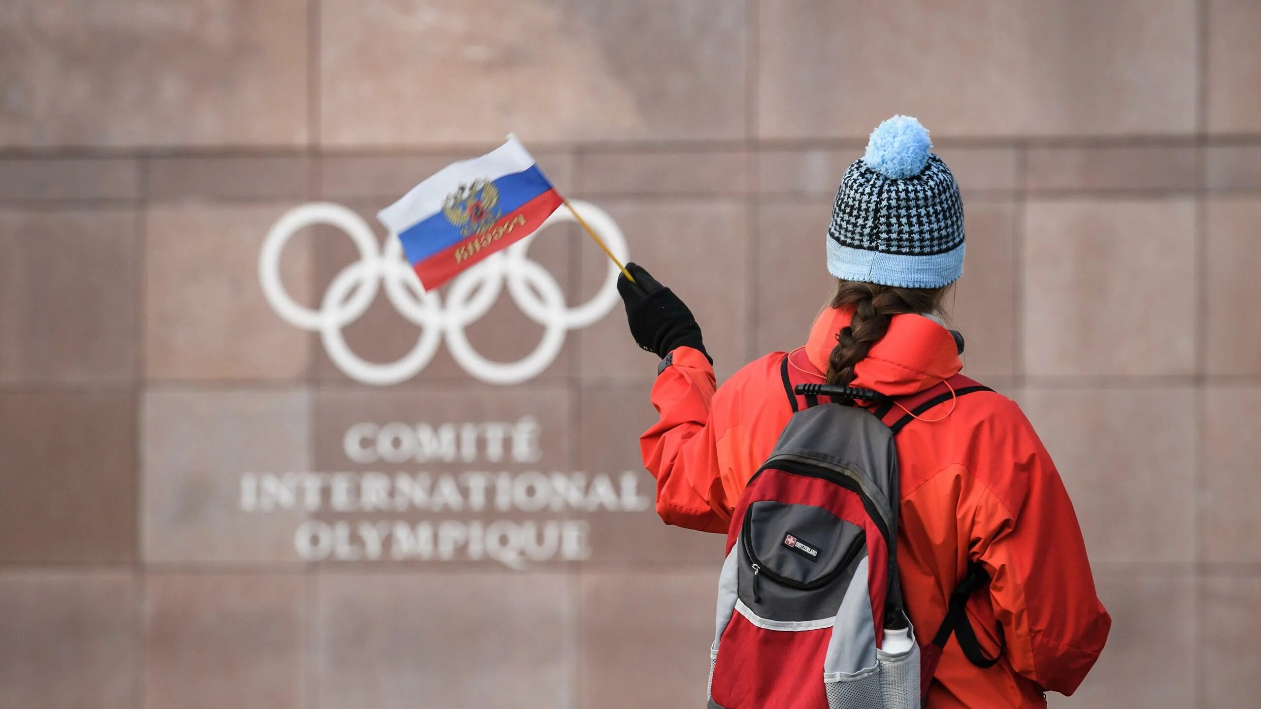 Мок разрешил российским спортсменам. Спорт и политика. Спорт в политике. Спорт и политика в современном мире. МОК Россия.