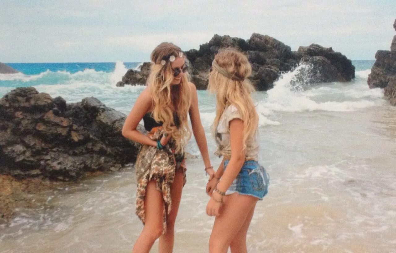 Gf bikini. Подружки на море. Подружки на море. Подружки на море. Яркие очки.