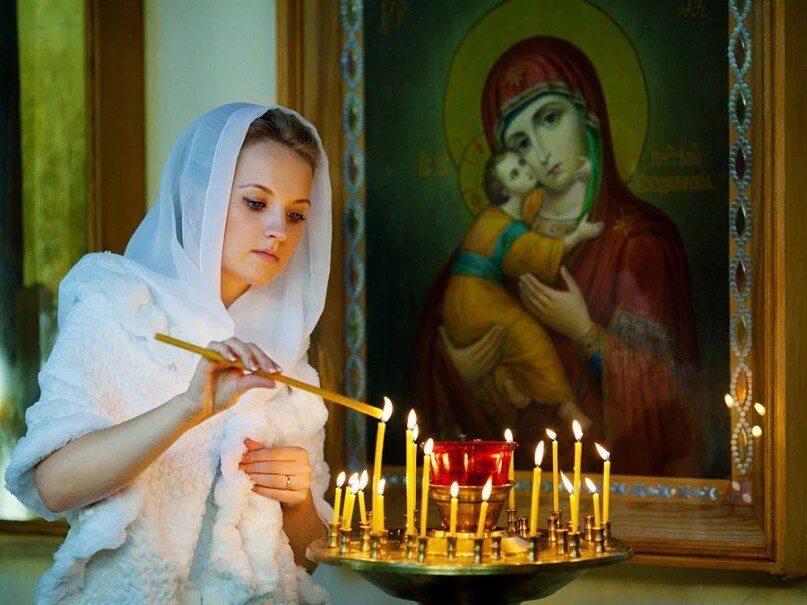 казанская икона божией матери в церкви свечи. обретение мощей преподобного иова почаевского, игумена (1659). просят поставить свечку. просят поставить свечку. люди со свечами в храме.
