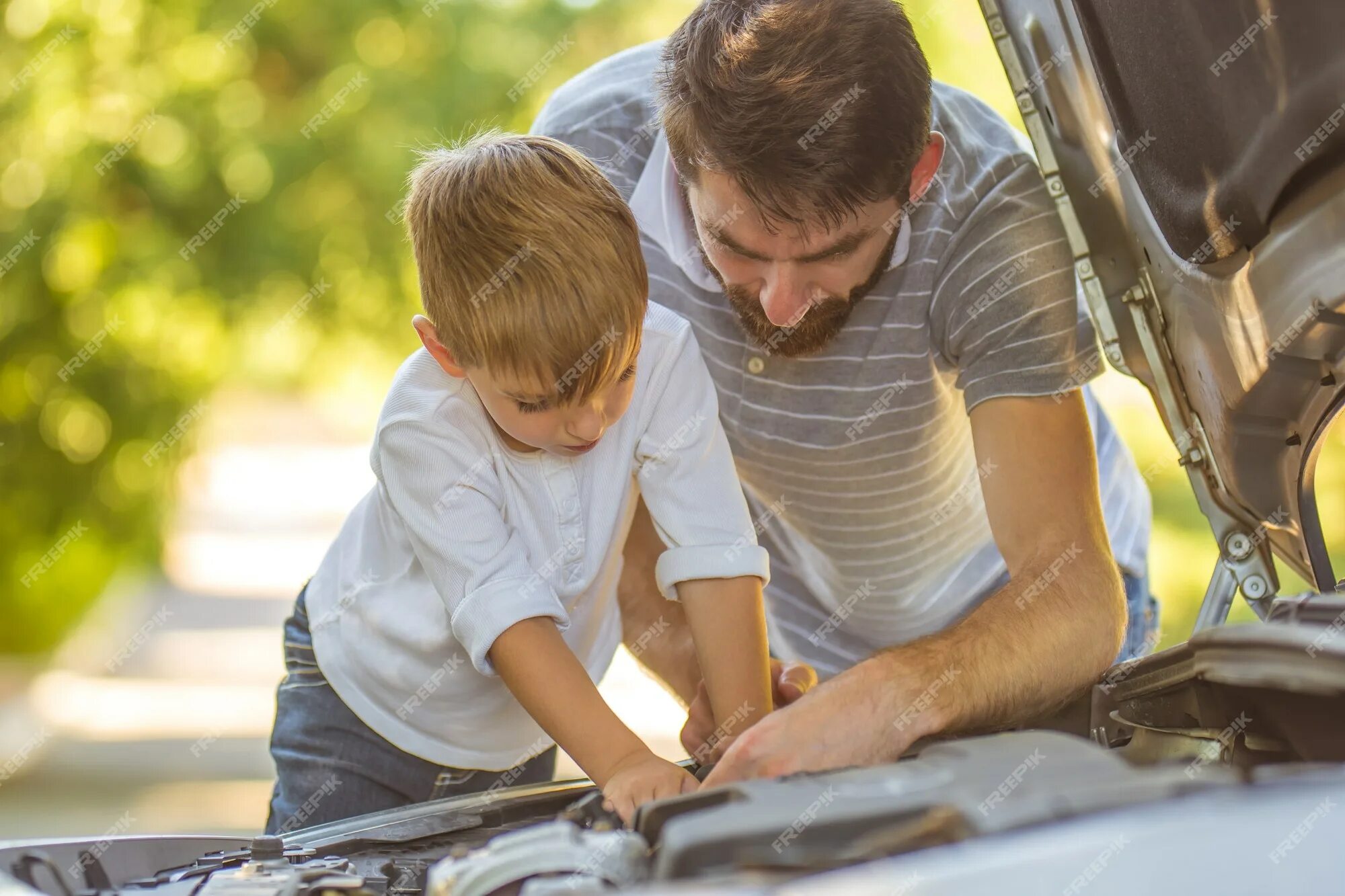 Dad a new car. Отец с сыном около автомобиля. Папа с сыном делают машину. Папа с сыновьями в поездке. Отец и сын чинят тачку.