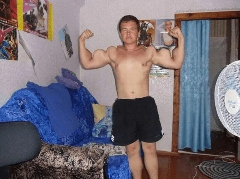 Мемы про бицепс. Банки у качков. Респект таким парням. Маленькие бицухи. Бодибилдинг карикатуры.