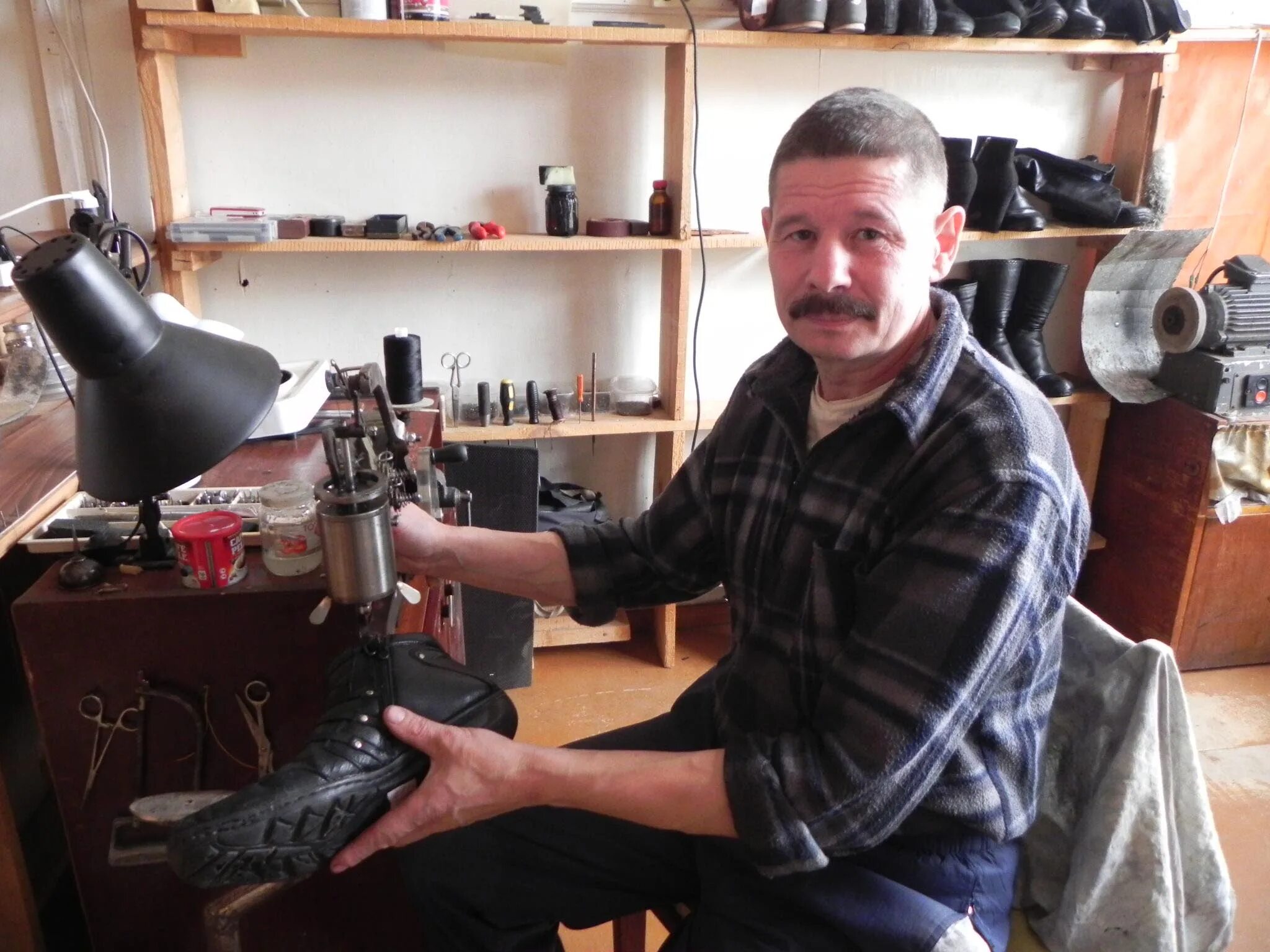 найти сапожника. лебедев михаил михайлович. день сапожника. найти сапожника. сапожник профессия.