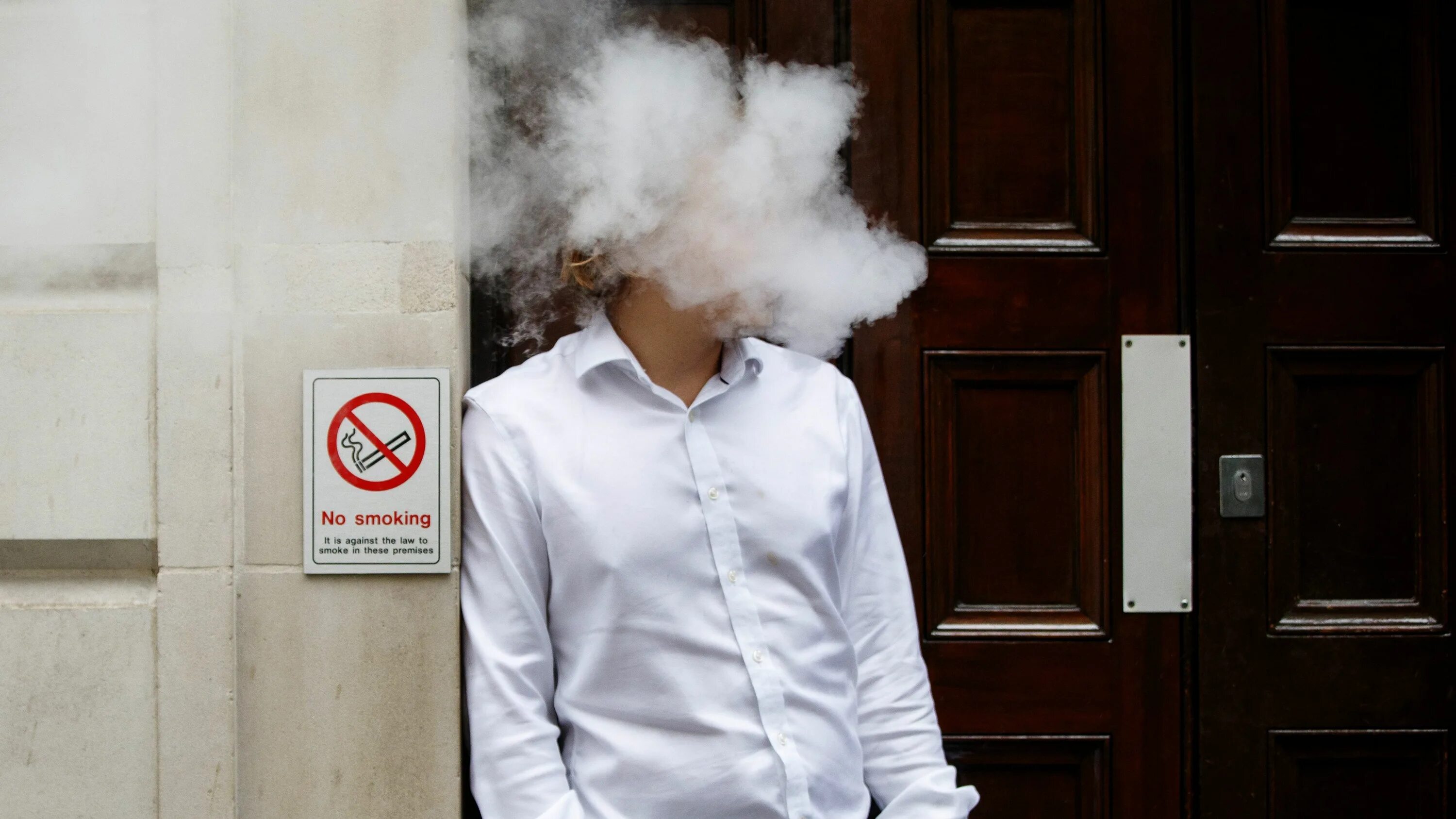 много курящих людей. вейпы в общественном месте. вейпы в общественном месте. курение в общественных местах запрещено. вейпы в общественном месте.