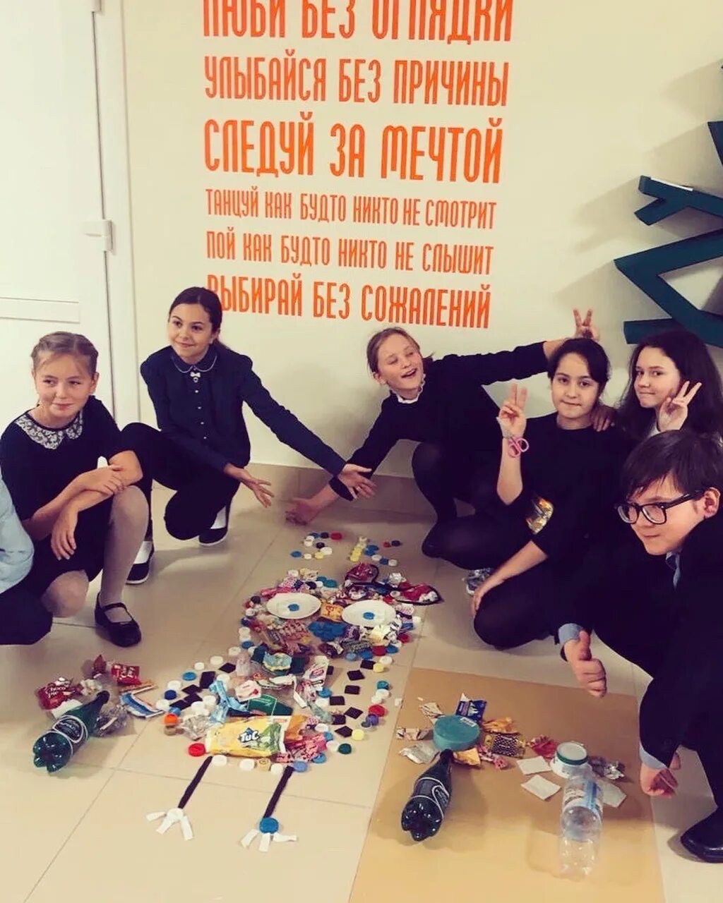 Конкурс инсталляций фото. Логотип второго дыхания. Школьный мир инсталляция. Книжные выставки к международному дню родного языка. Синергия языков и культур.