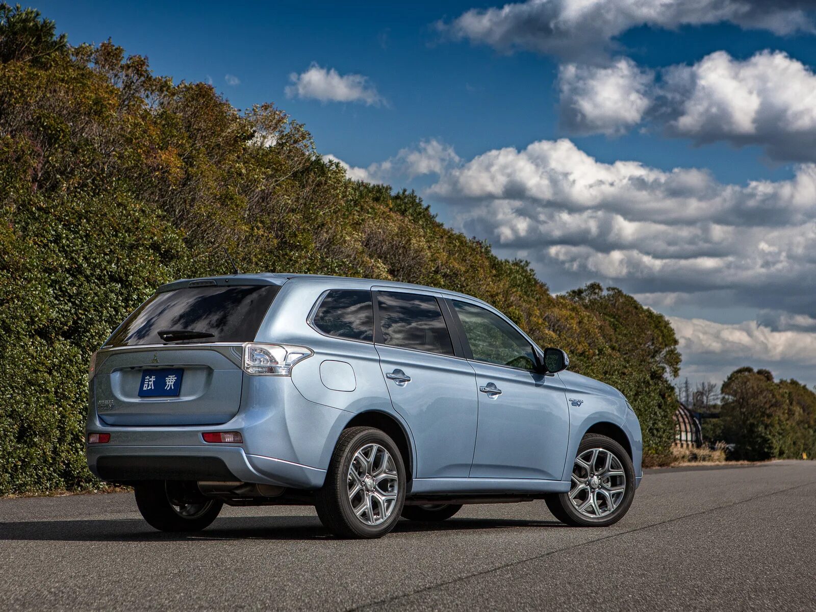 Phev гибриды. Митсубиси Аутлендер гибрид. Гибрид Mitsubishi Outlander PHEV. Mitsubishi Outlander PHEV электромобиль. Mitsubishi гибрид кроссовер.