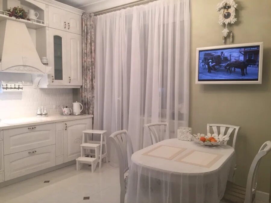 Белая кухня какие шторы подойдут
