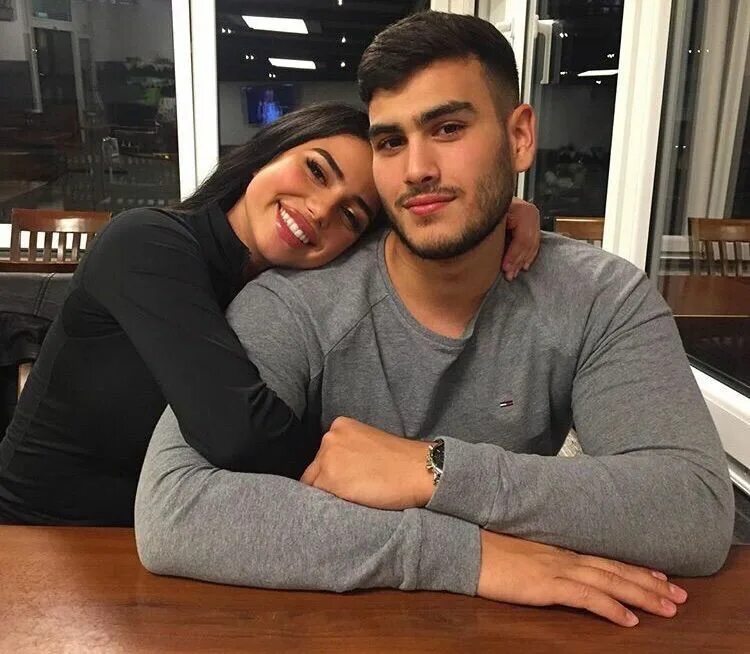 Армянские пары блогеры. Самая красивая армянская свадьба. Армянская парочка любительское фото. Армянский национальный свадебный костюм мужской. Армянская пара.