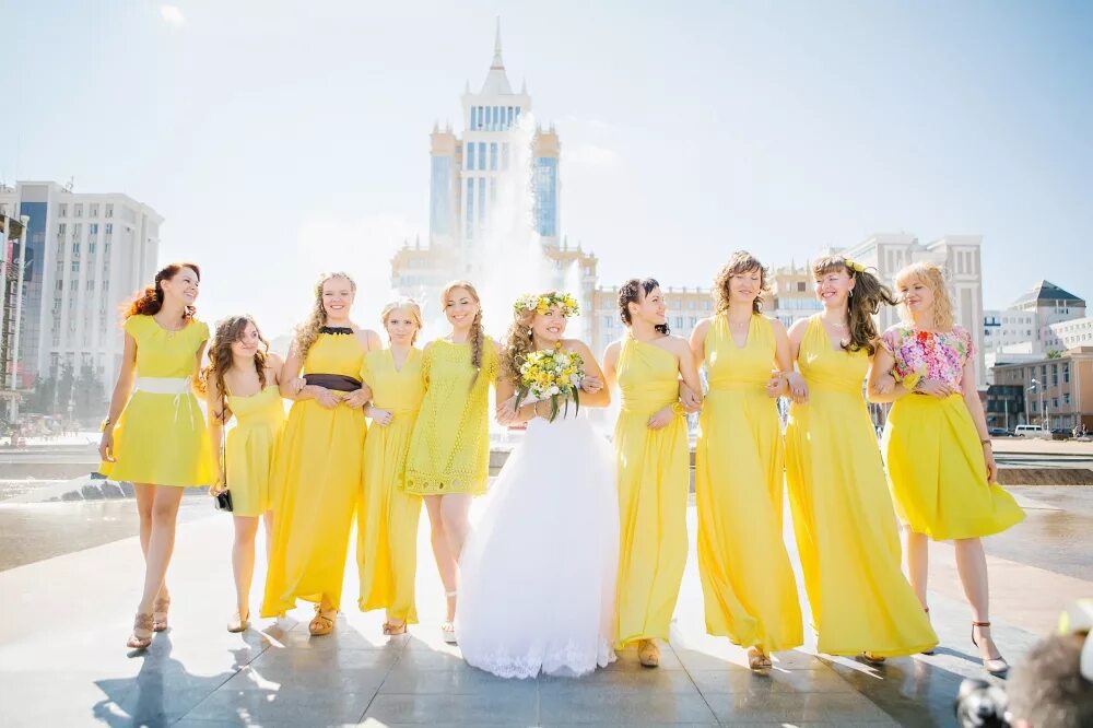 Платье на свадьбу для невесты 2024. Желтое платье подружки невесты. Подружки невесты в желтом. Невеста в желтом платье. Желтое платье на свадьбу.