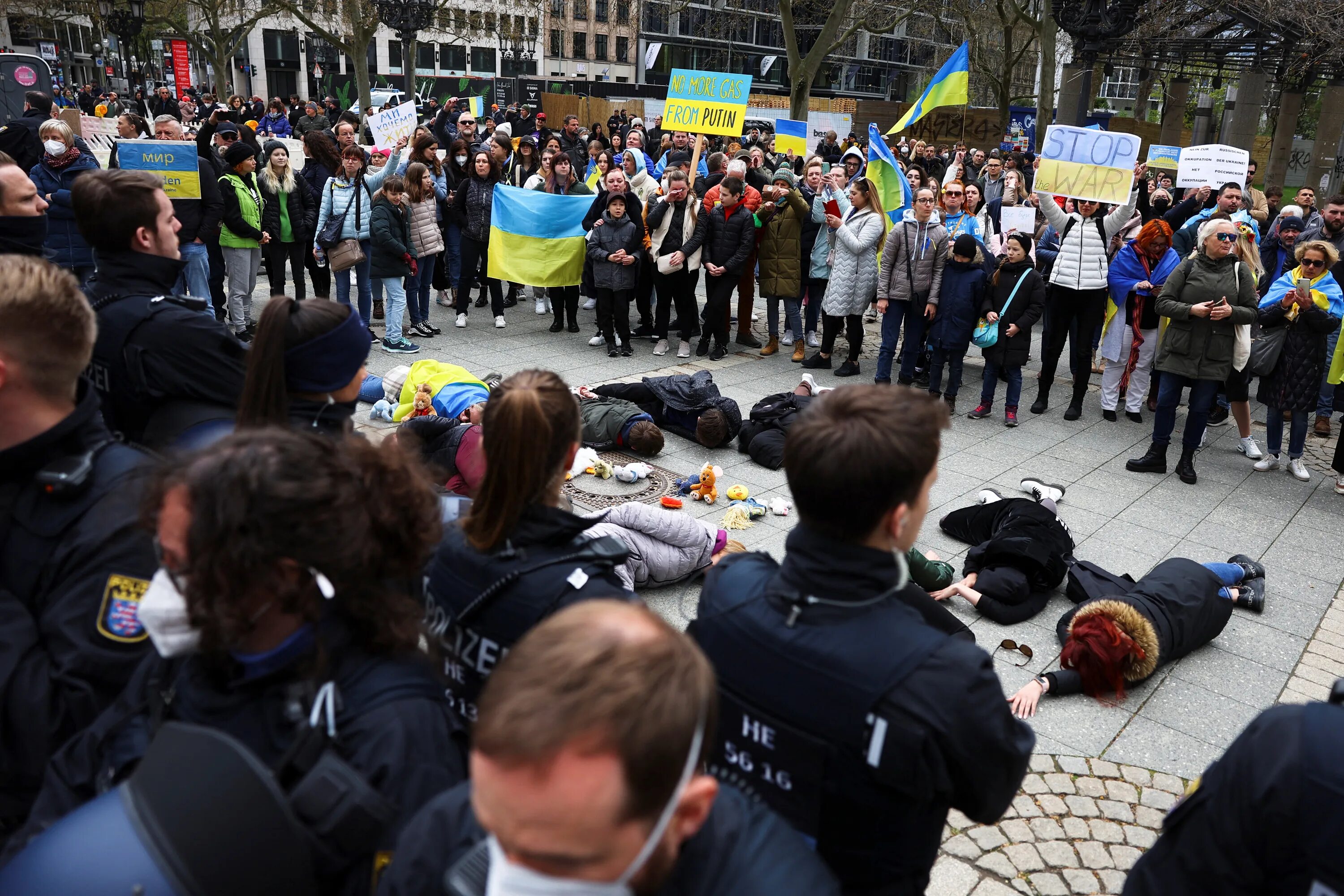 Видео против украины. Митинги в Москве против войны в Украине. Антивоенные протесты в Германии. Митинги в Украине сейчас. Пророссийские митинги в Германии.