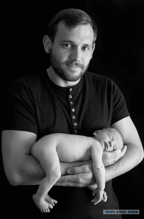 Фотосессия с малышом. Отец и малыш. Детям о папе. Новорожденный ребенок с папкой.
