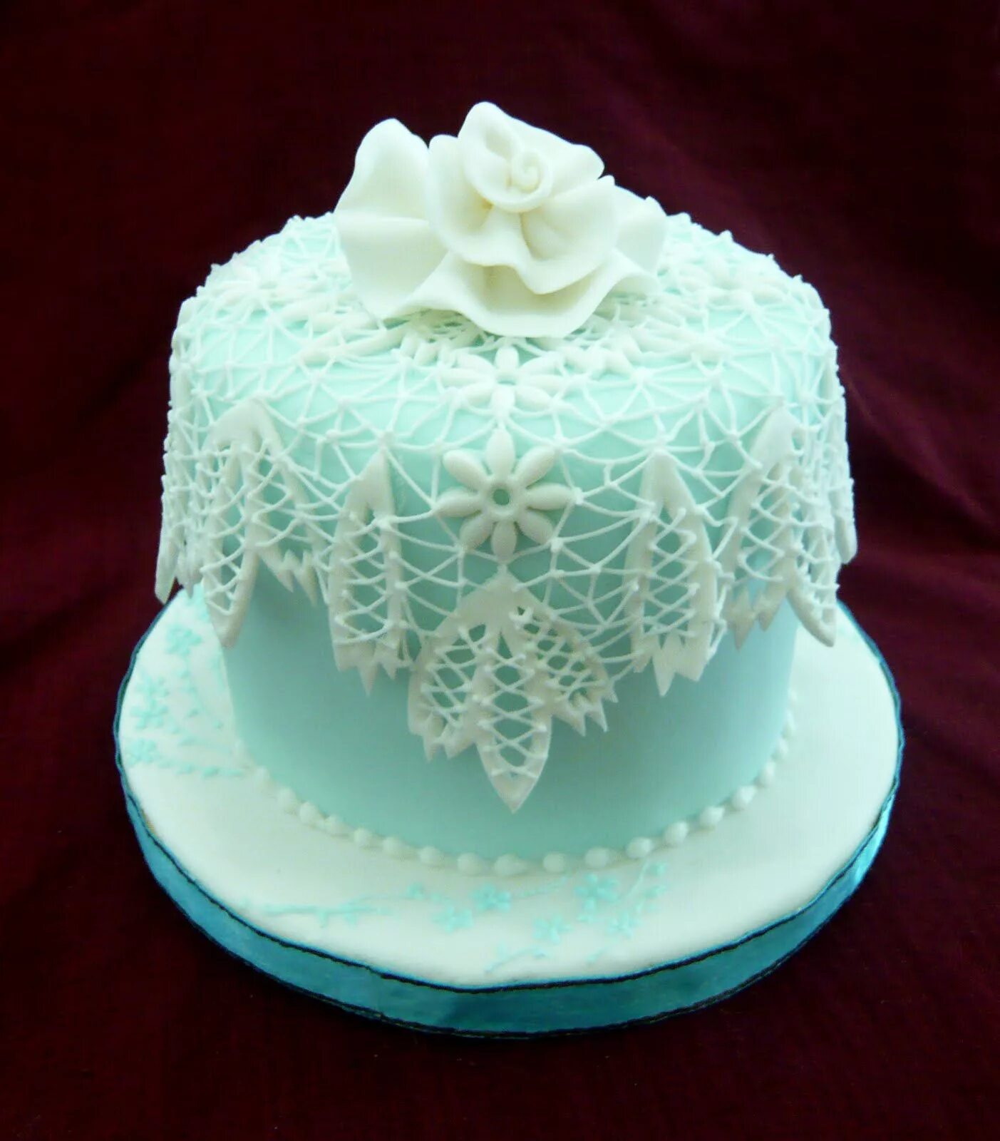 Свадебный торт с кружевами. Украшения из глазури. Торт оранжевого цвета. Айсинг королевская глазурь. Декор торта кружевом.