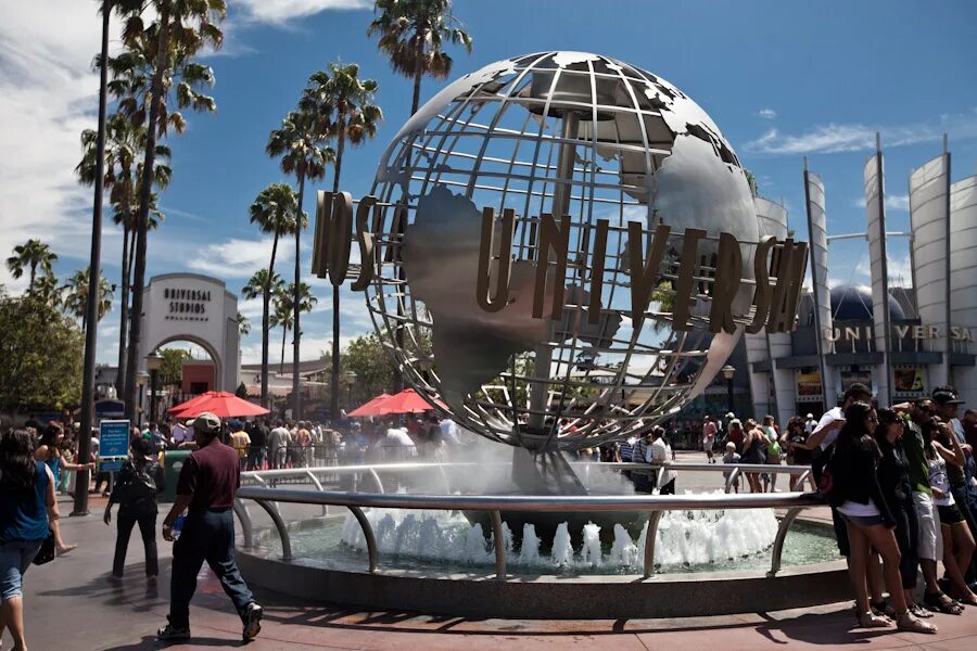 Universal studios. Universal studio киностудия. universal studios hollywood. война миров студия юниверсал. universal studios hollywood 2023.