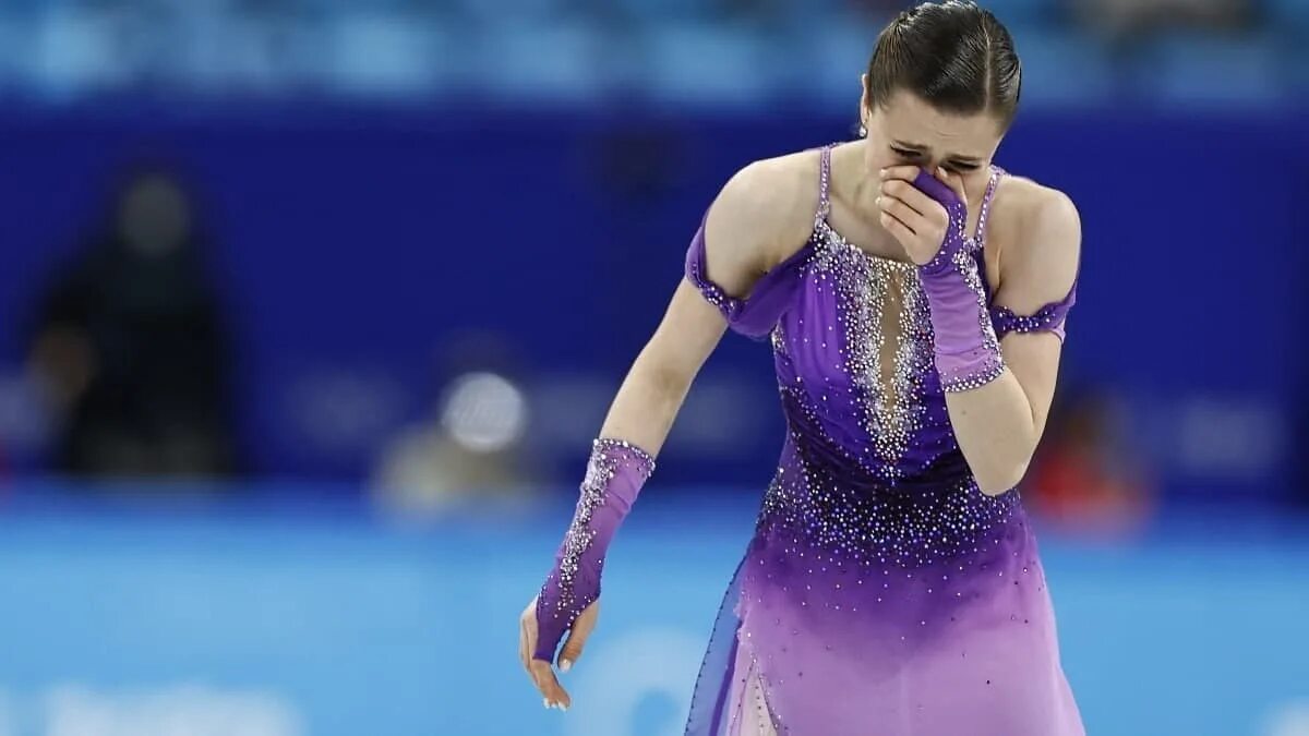 Камила валиева олимпиада 2022. Камила валиева фигурное катание 2022. Камилла валиева падение на олимпиаде. Анна щербакова олимпиада 2022 истерика. Камилла валиева фигуристка.