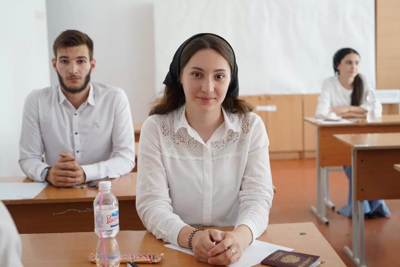 Огэ чеченский язык. Огэ английский 2022 баллы. Книги на чеченском языке. Шаблон бланка огэ. Ответы на егэ по математике.