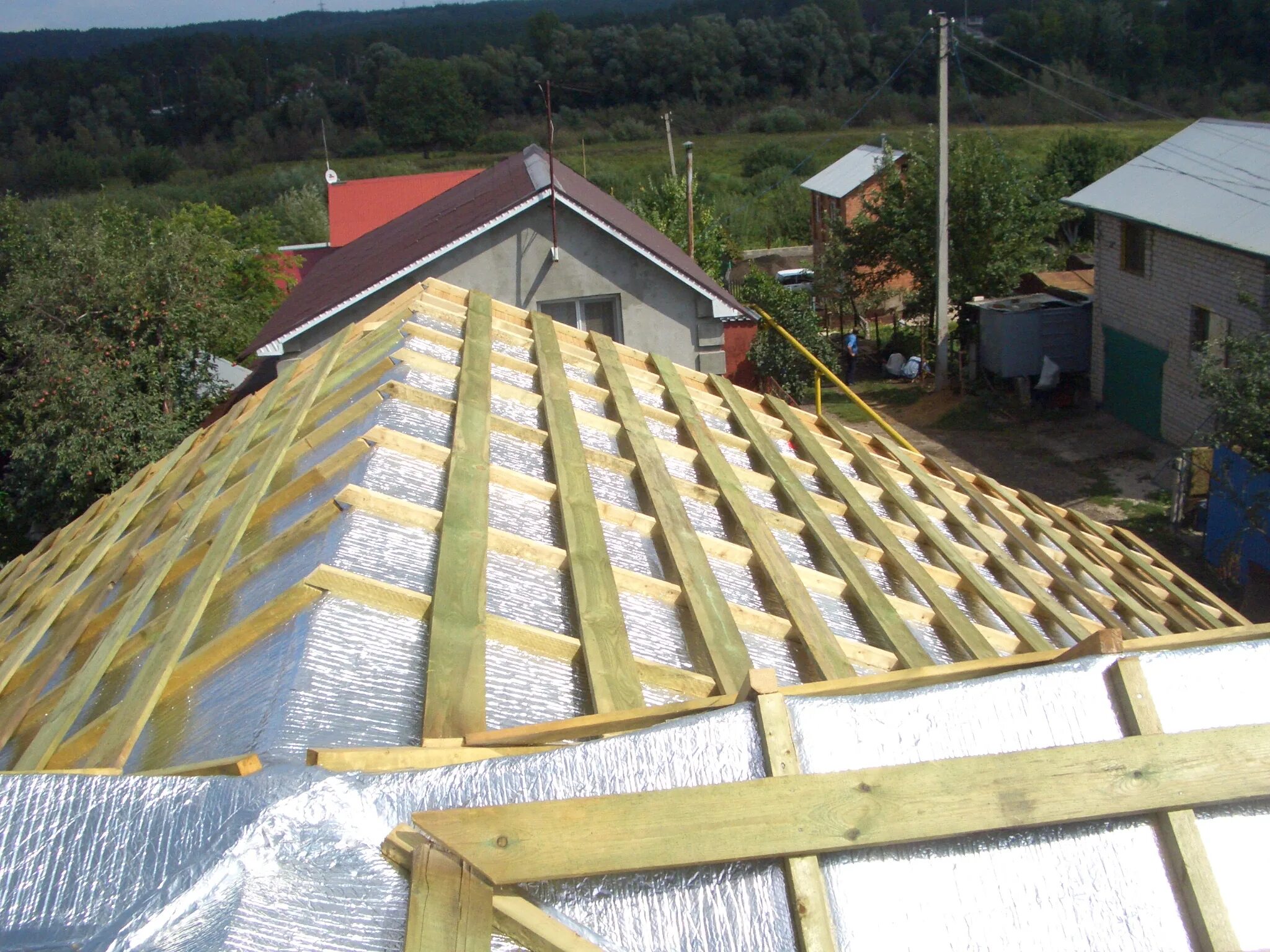 Крыша дома пароизоляция. Утеплитель для крыши. Теплоизоляция крыши. Утеплить крышу. Теплоизоляция скатной кровли.