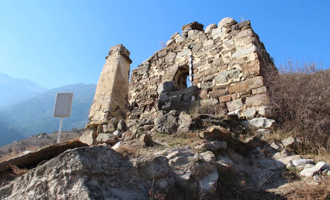 нузальская крепость. объекты культурного наследия рсо алания. северная осетия донифарс некрополь. лезгор северная осетия. объектах культурного наследия южная осетия.