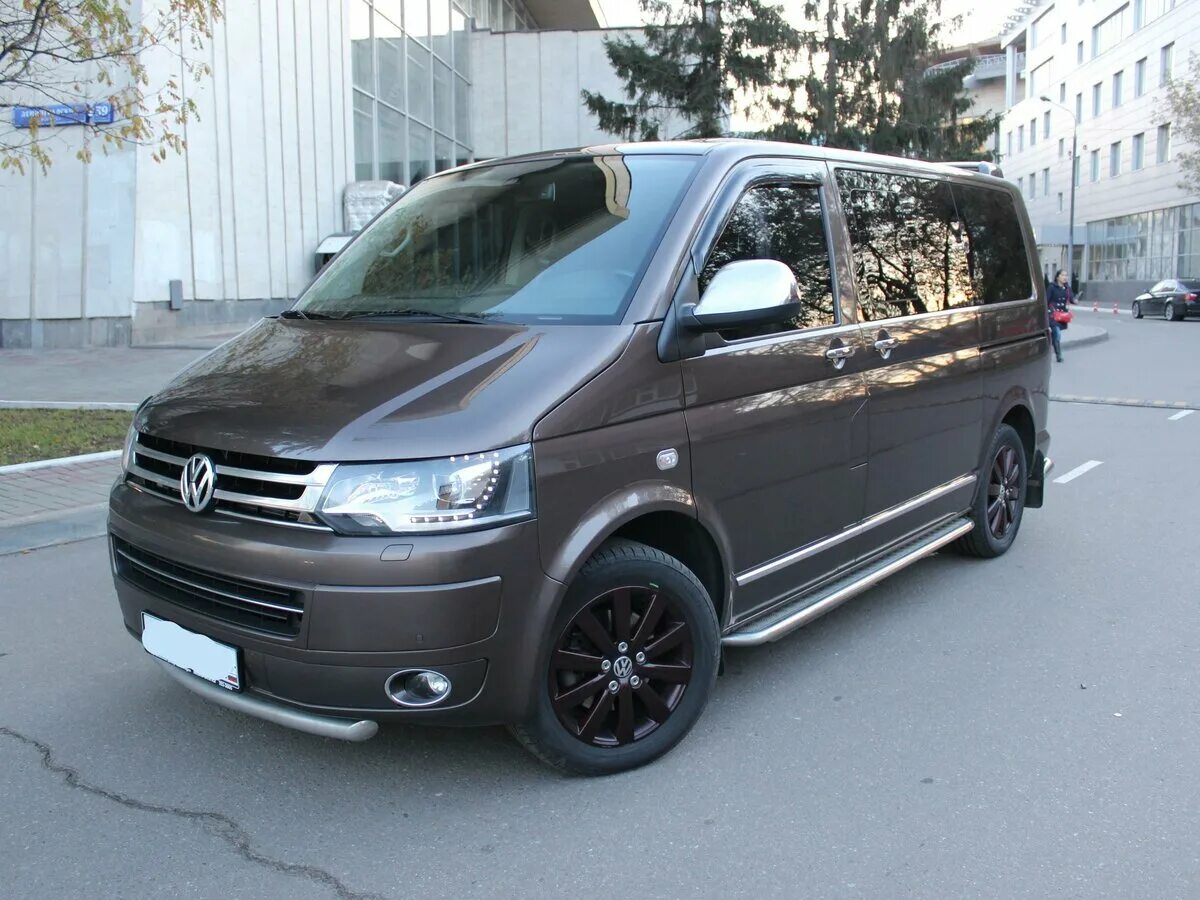 T5 12v. Фольксваген Мультивен т5 Рестайлинг. Volkswagen Multivan t5 Рестайлинг. Фольксваген т6 коричневый. Диски на VW Multivan t5.