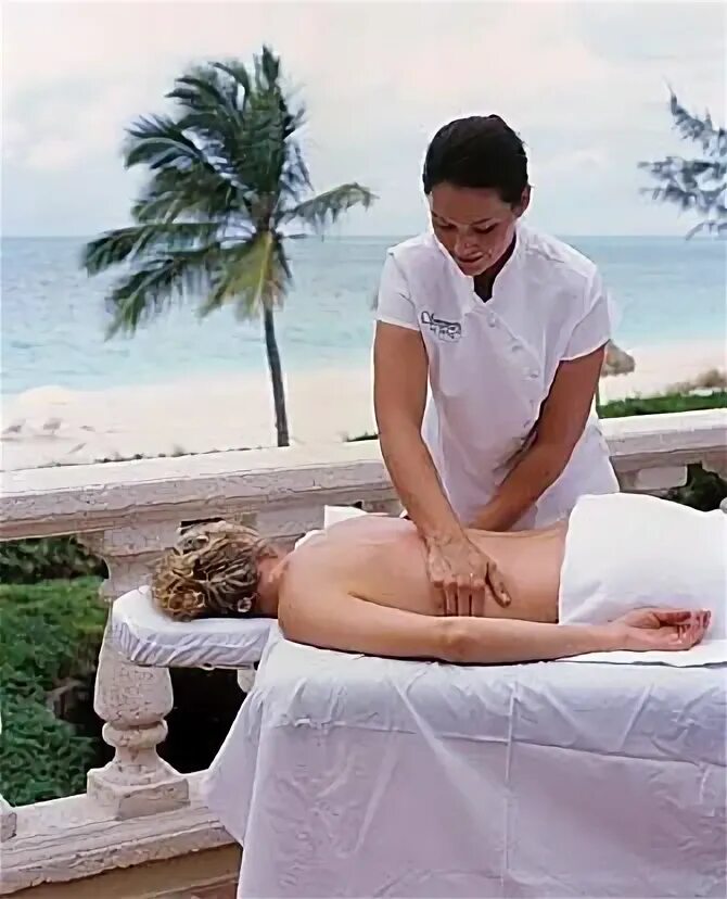 Девушка у моря массаж. Massage beach palm. Массаж на пляже. Омега пляж массаж. Талассо бретань спа.