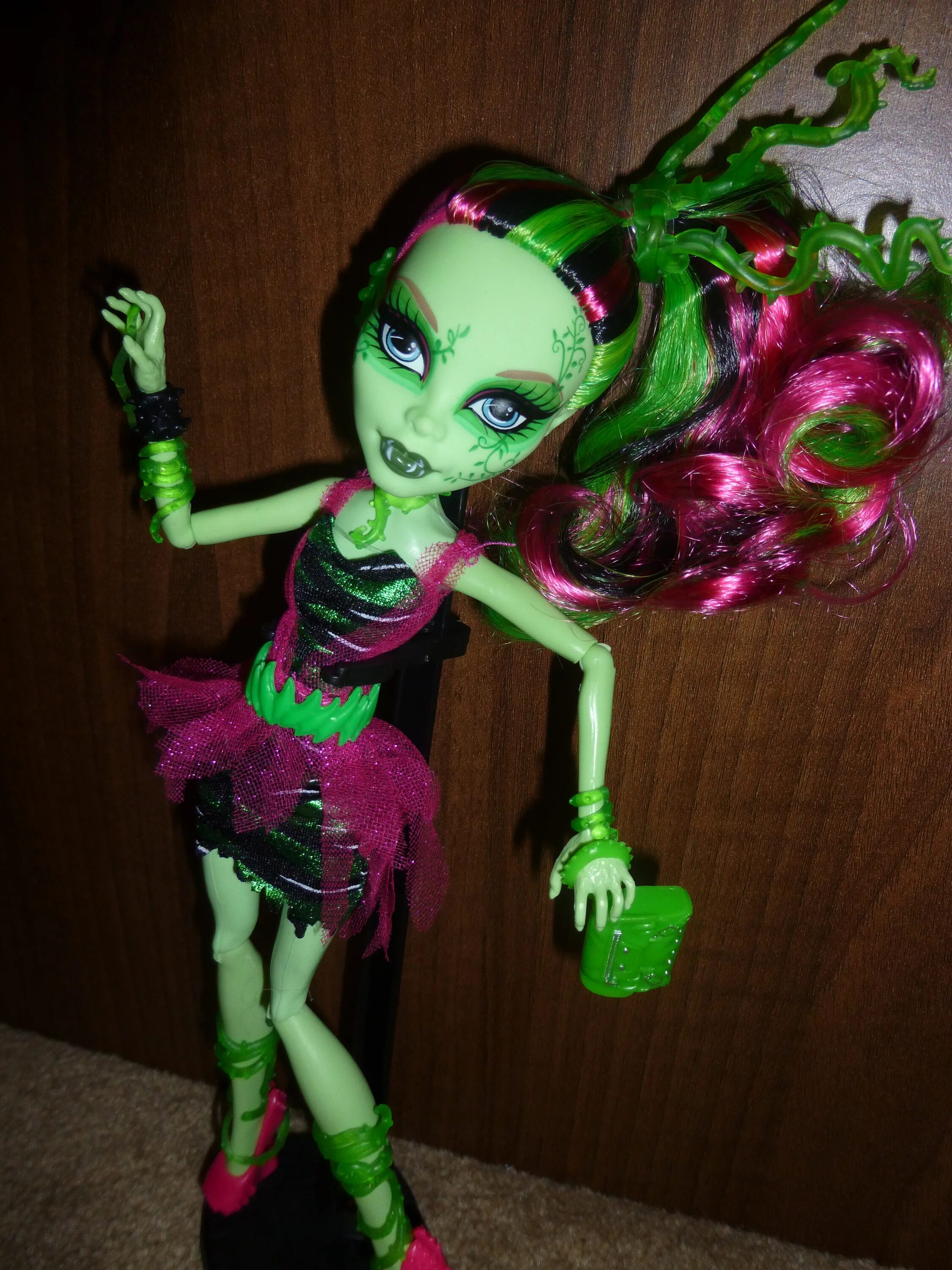 Бетси кларо монстр хай. Венера монстер хай. Монстер хай джинафаер лонг. Куклы монстер хай с зеленой кожей. Венера макфлайтрап кукла базовая.