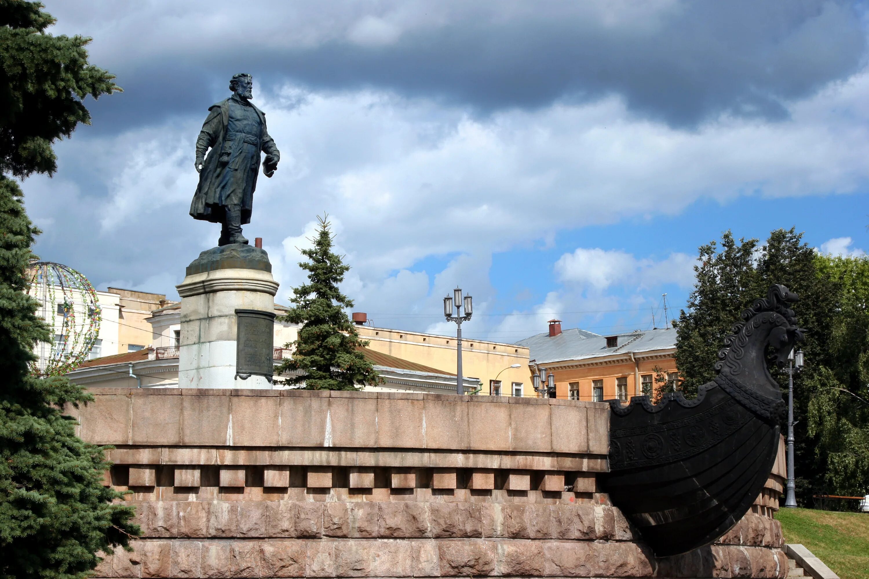 Памятники культуры тверской области. Памятник купцу Афанасию Никитину в Твери. 1955 - Открытие памятника Афанасию Никитину в Калинине (Тверь.