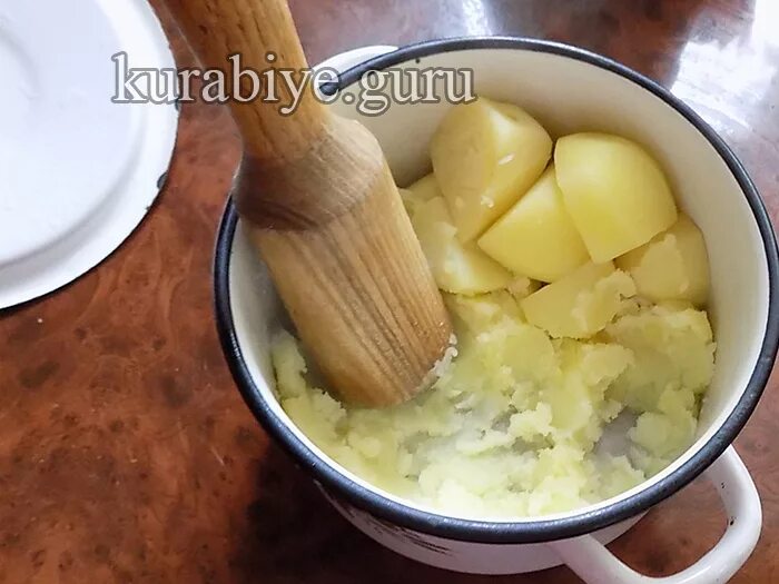 Картофель пюре с плавленным сыром. Картофельное пюре с плавленым сыром. плавленный сырок в пюре. толченка с плавленным сыром. чем размять картошку.