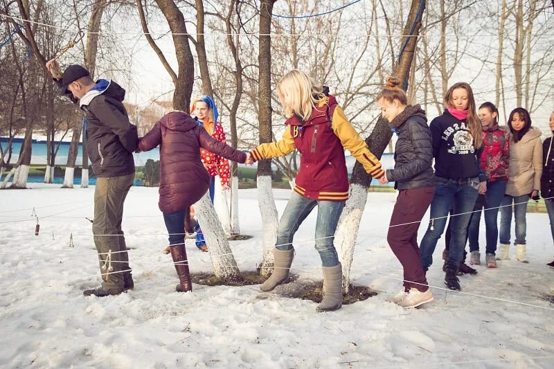 Тимбилдинг зимой. Детский зимний квест на улице. Зимний тимбилдинг на природе зимой. Зимний тимбилдинг для детей. Молодежь зимой.