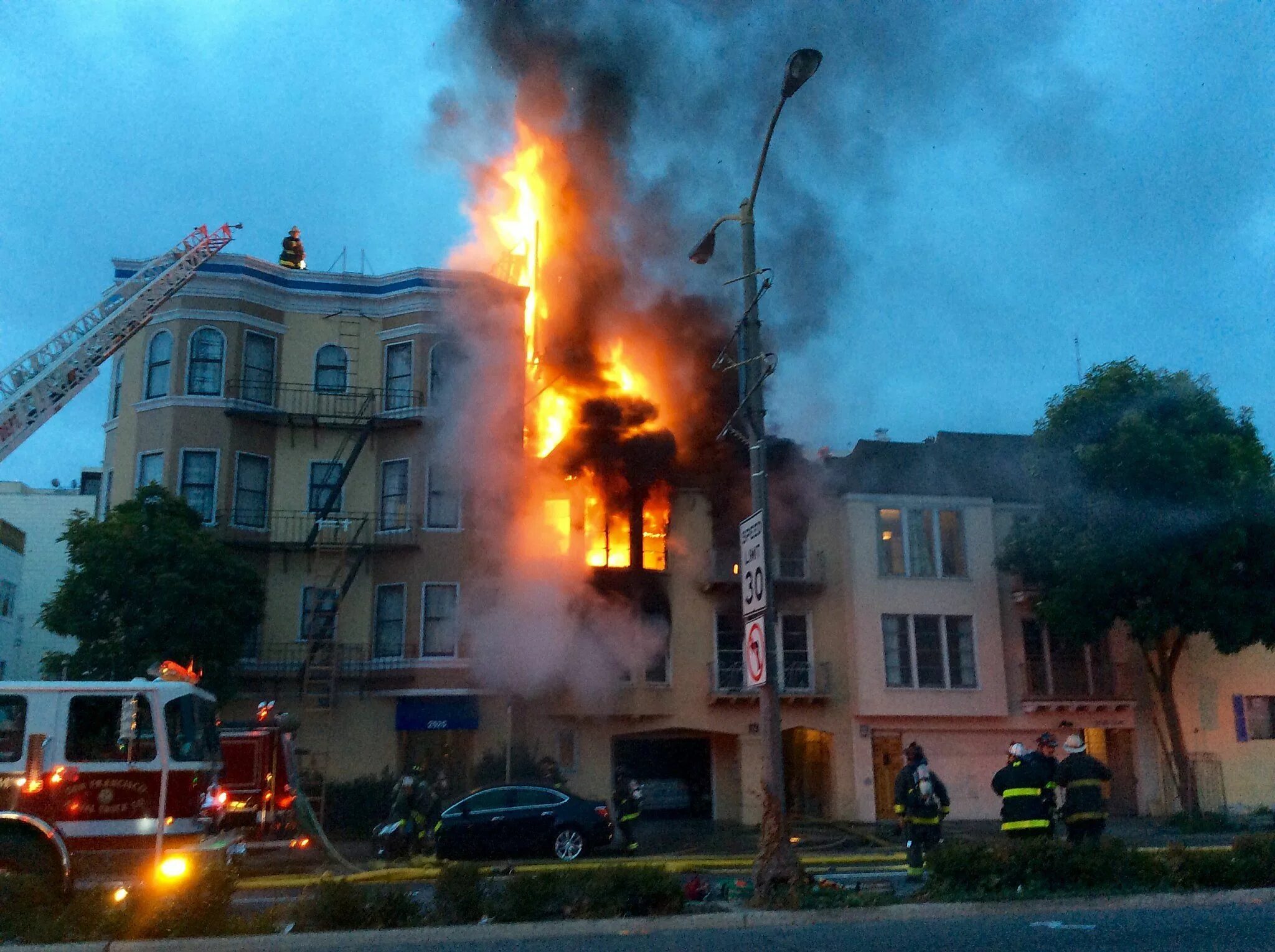 Энджойкин фаер. Взрыв особняка. Гореть эстетика. Горит фасад. Девочка на фоне горящего.