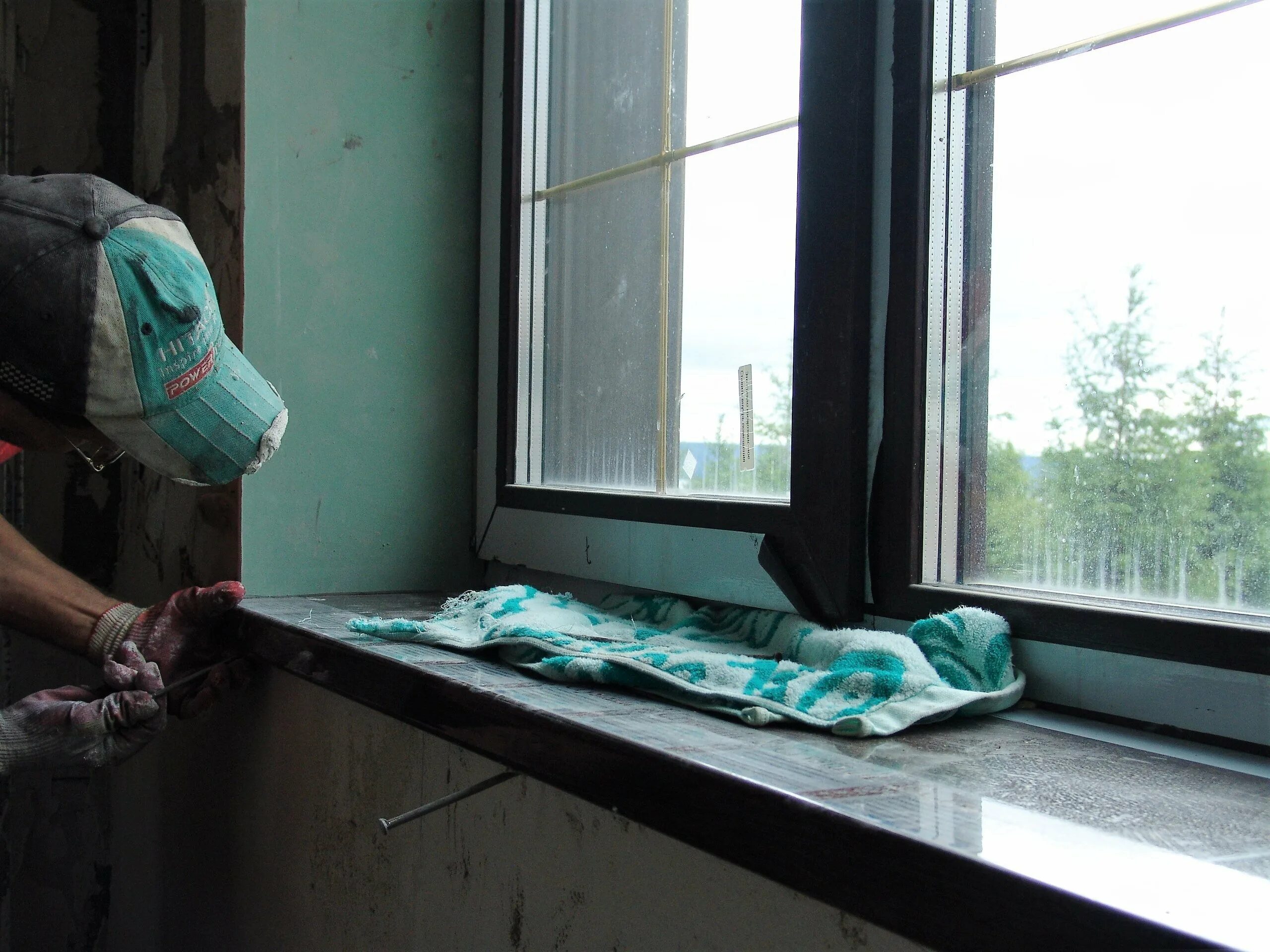 Покрасить пластиковый подоконник краской. Перекраска пластикового подоконника. Краска для бетонных подоконников. Крашенный подоконник. Покрасить пластиковый подоконник краской.