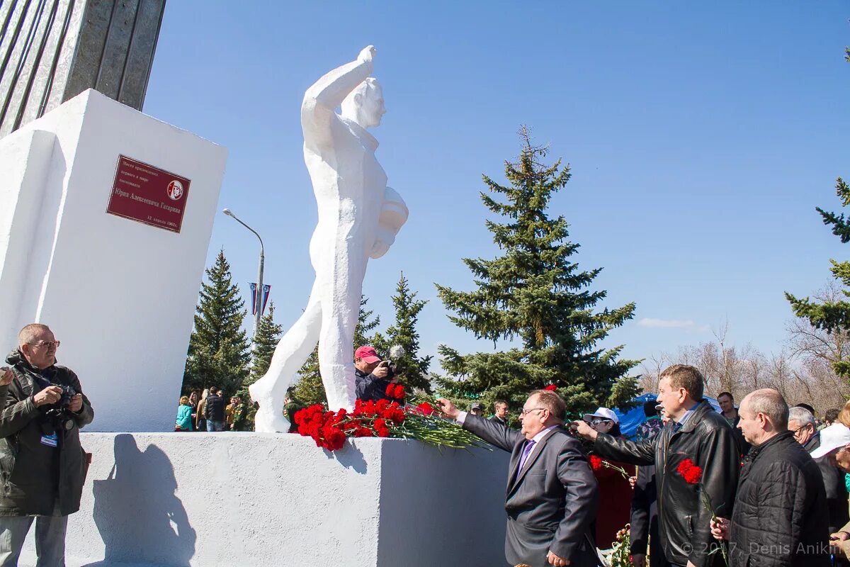 Гагаринское поле место приземления Гагарина. Мемориальный комплекс Гагаринское поле Саратов. Памятник приземление Гагарина в Энгельсе. Саратов место приземления Гагарина. Место приземления гагарина в энгельсе