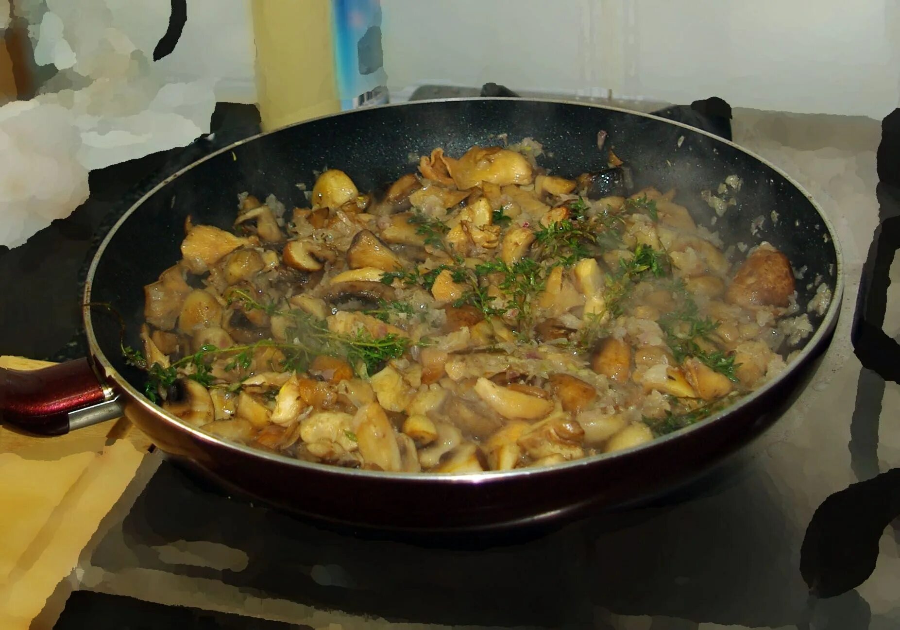 Картошка с замороженными грибами на сковороде жареная. Грибная паэлья. Картошка с грибами на сковороде. Жареная картошка с грибами на сковороде. Картошечка с грибами на сковороде.