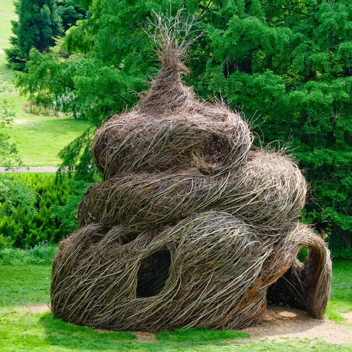 Скульптуры Patrick Dougherty. Необычные садовые скульптуры. Скульптуры из природного материала. Дом гнездо. Дом создала природа