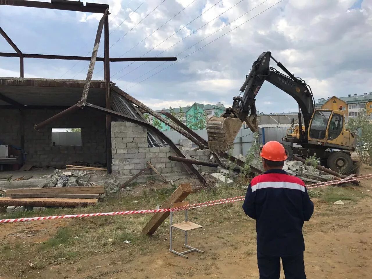 Суды и снос самовольной постройки. Незаконные постройки. самовольная постройка. незаконная стройка. снос самовольной постройки.