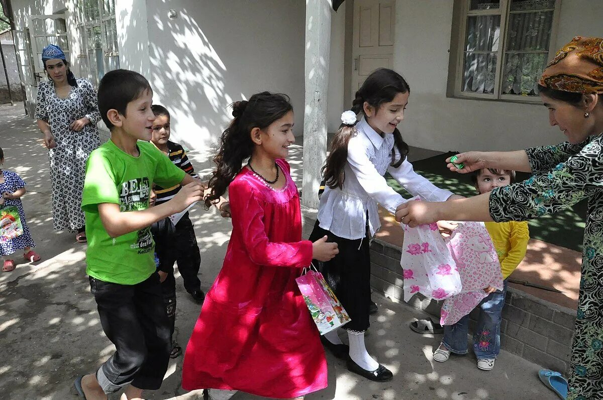 Рамадан у таджиков. Идгардак Таджикистан. Праздники Таджикистана. Праздник детей в Таджикистане. Навруз дети.