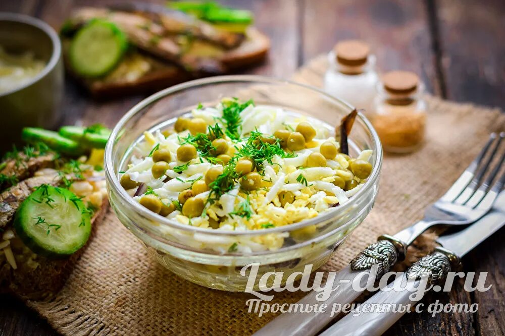 шпроты и зеленый горошек. салат шпроты свежий огурец. салат из шпрот с зеленым горошком. салат со шпротами зеленым горошком и яйцами. шпроты и зеленый горошек.