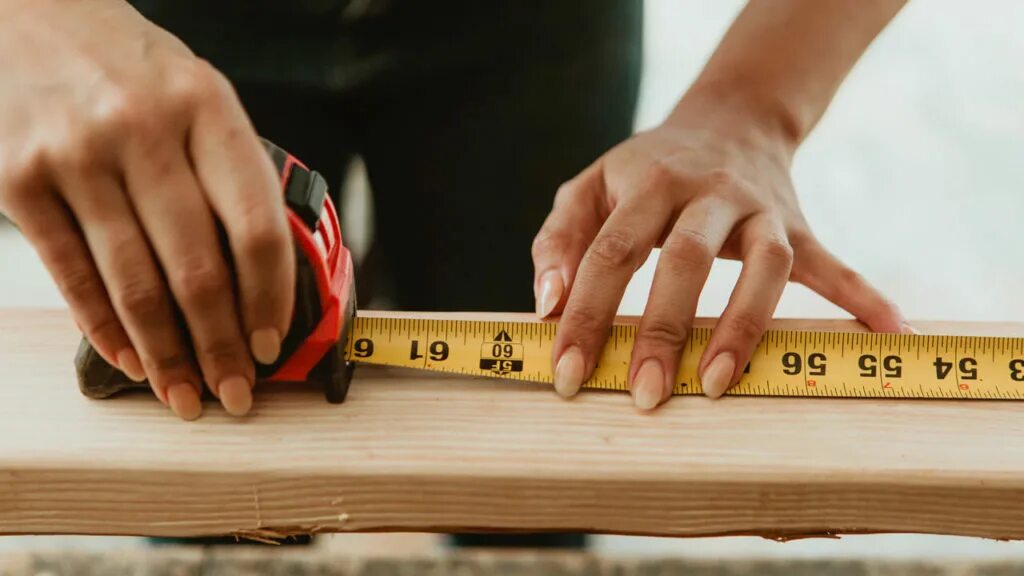 Как замерить толщину ламината. Измерить дверь. Измерительный инструмент рулетка. Доску измеряет. Измерение доски.