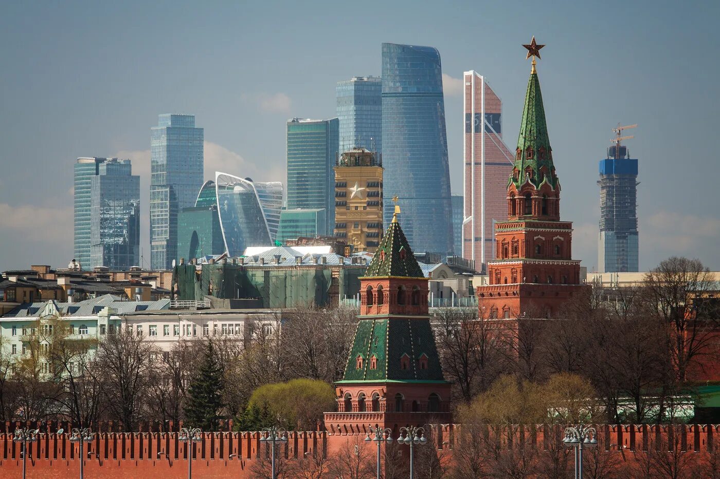 Часто бываешь в москве. Москва Кремль и Москоу Сити. Москва Сити вид с Кремля. Москва Сити площадь. Московский Кремль вид на Москву Сити.