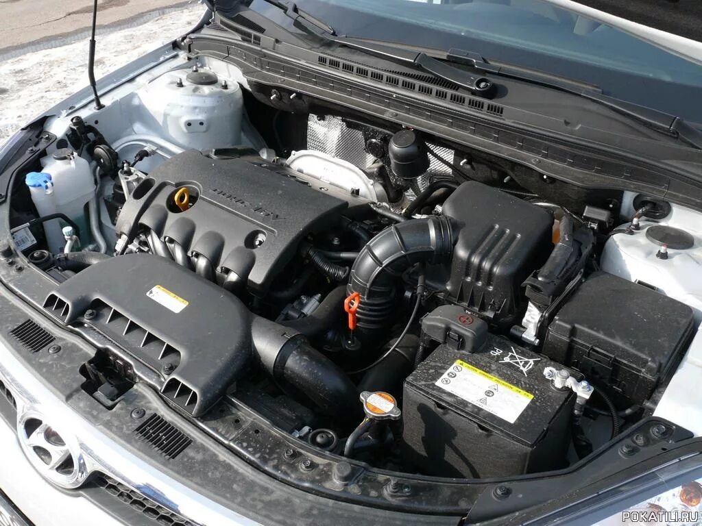 Двигатель хендай 30. Hyundai Elantra 4 моторный отсек. Hyundai i30 2010 под капотом. Hyundai Elantra 2007 моторный отсек. Хендай Элантра 2008 под капотом.