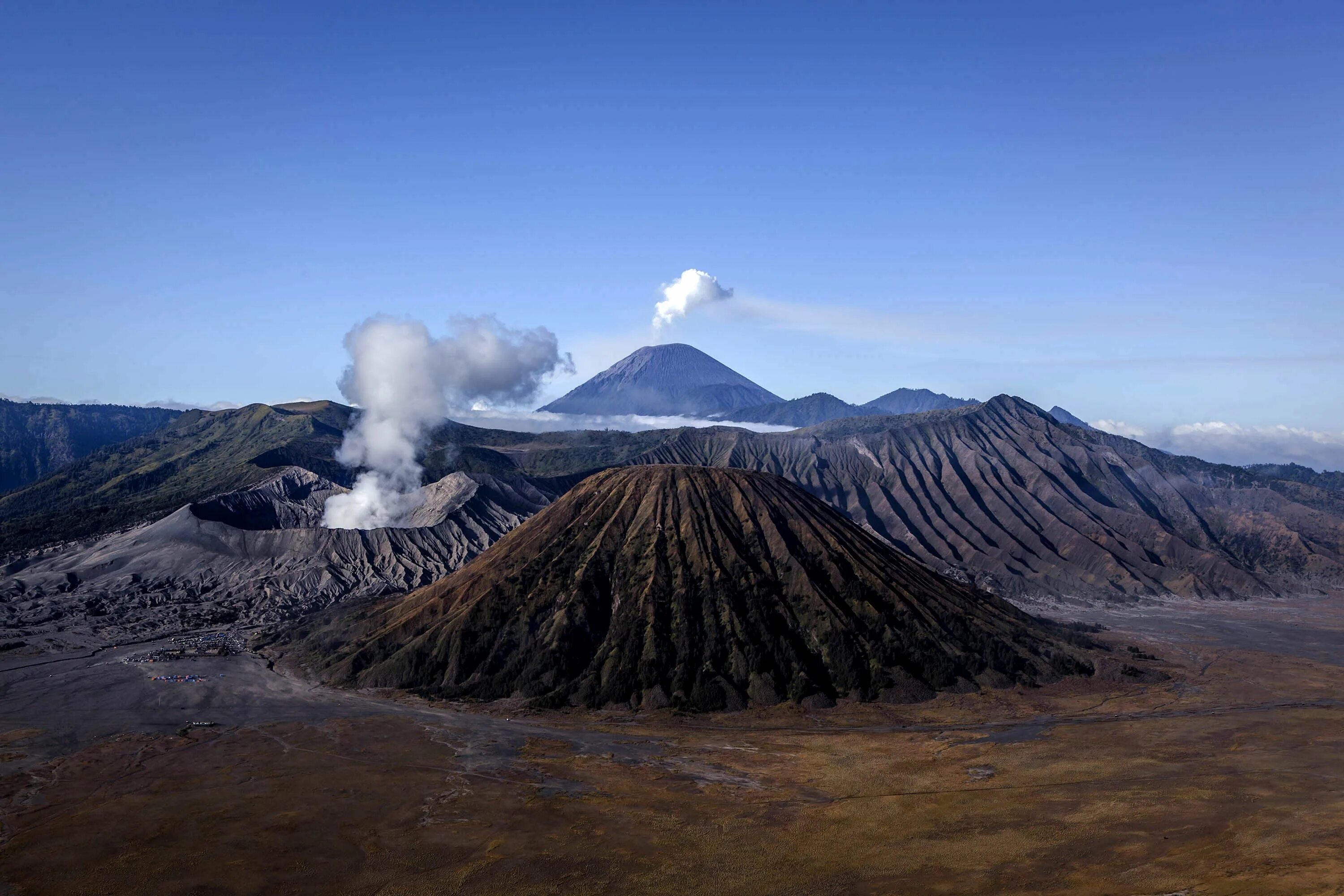 Исландия вулкан Гекла. Вулкан в Исландии Эйяфьятлайокудль. Исландия вулканическое плоскогорье. Вулкан Гекла извержение. Заметивший вулкан