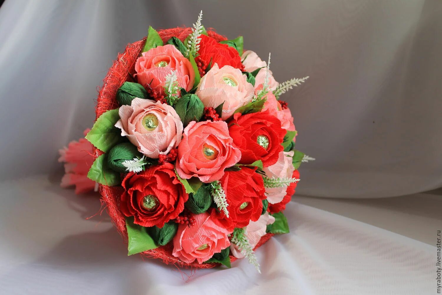 Букет с ферреро роше. Сладкий букет из конфет. Букет из конфет фото. Необычные букеты из конфет. Букет из конфет фото.