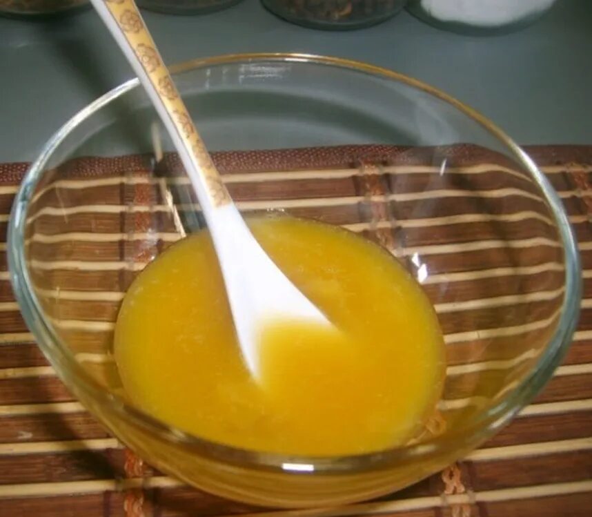 Ложка масла в день. Яйцо и мед. Ложка для меда. Маска для волос из желтка. Маска для волос с яичным желтком и медом.