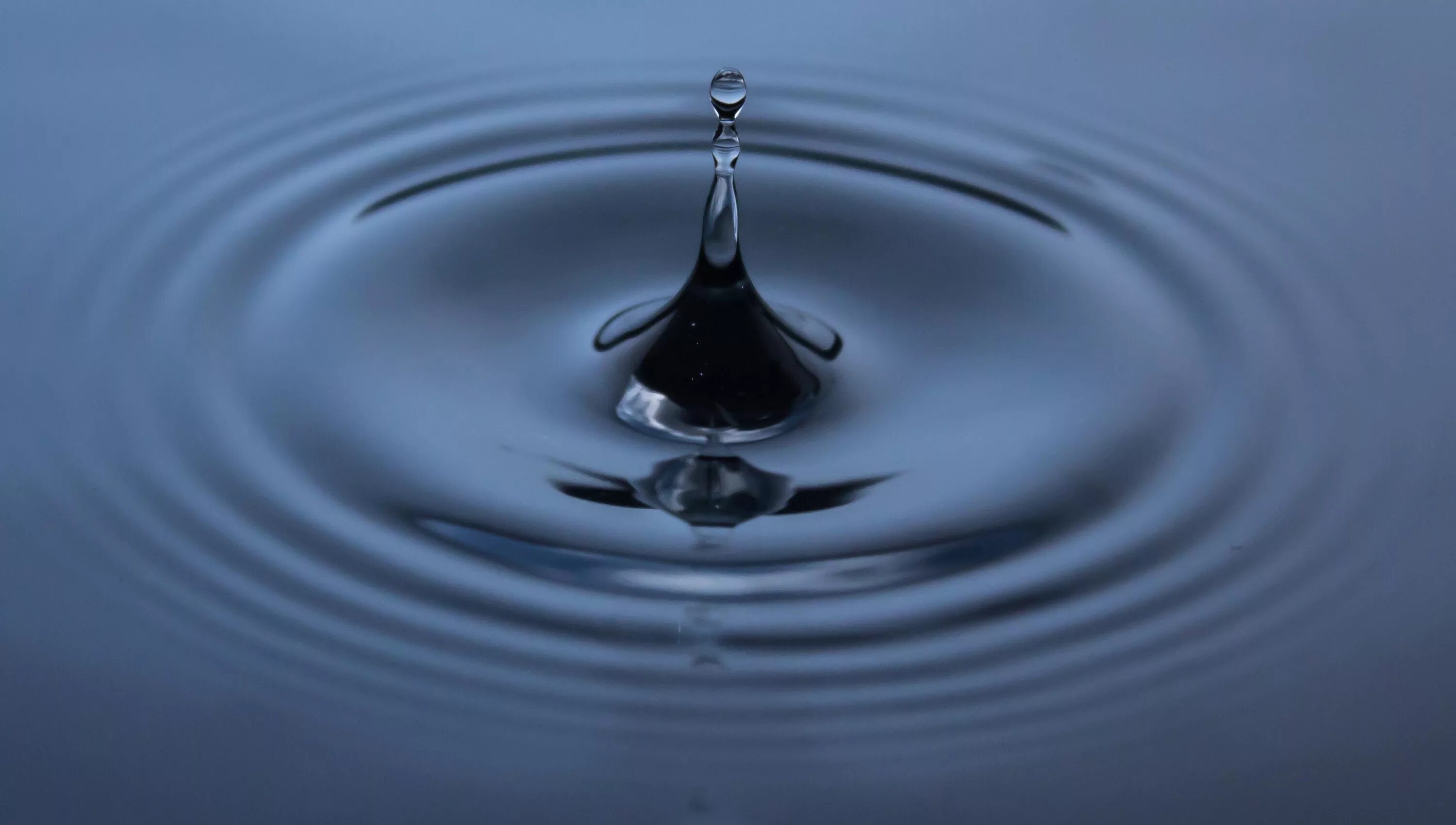 Падающая вода. Капля падает в воду. Капля воды падает в воду. Падающая капля. Падающие капли воды.