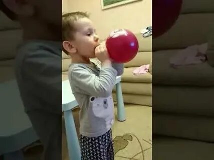 Дети надувают шарик