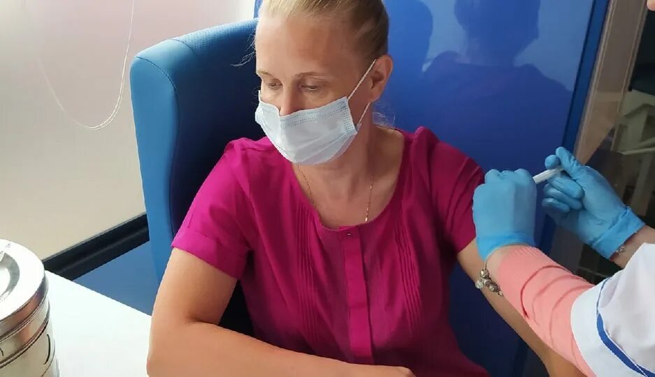 снижение заболеваемости гриппом. снижение заболеваемости гриппом. медсестра в маске с пациентом. заболеваемость фото. рост заболеваемости орви.