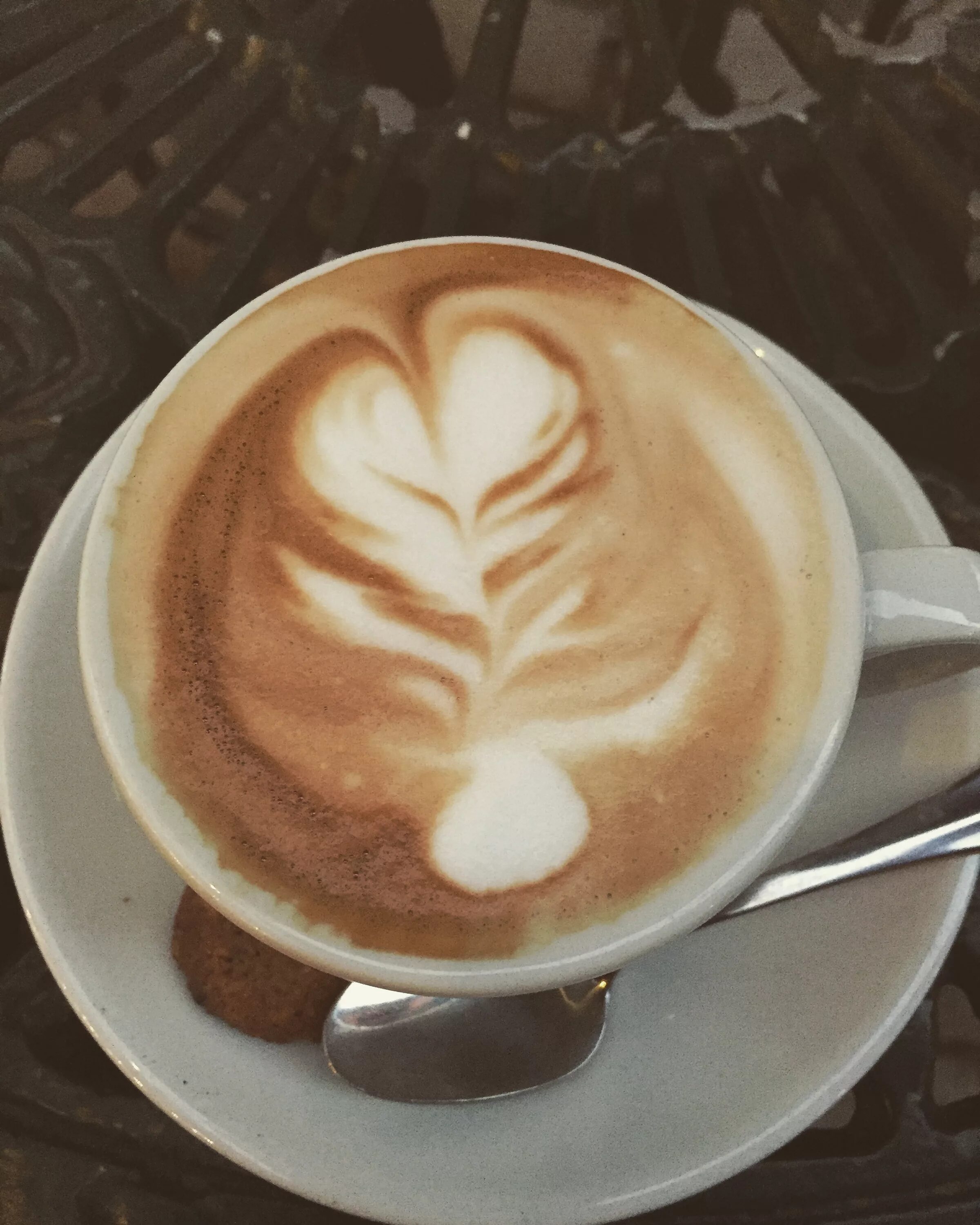 Капучино фото сверху с улыбкой. Turkay vanilla cappuccino. Чашка капучино. Капучино в кофейне. Кофеин в капучино.